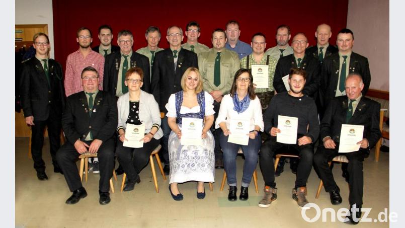 Zahlreiche Mitglieder wurden mit verschiedenen Auszeichnungen für besondere Leistungen im Verein und im Schützenmeisteramt gewürdigt. Die Ehrungen überreichte Schützenmeister Johannes Schneeberger (stehend, links). Bild: Josef Böhm
