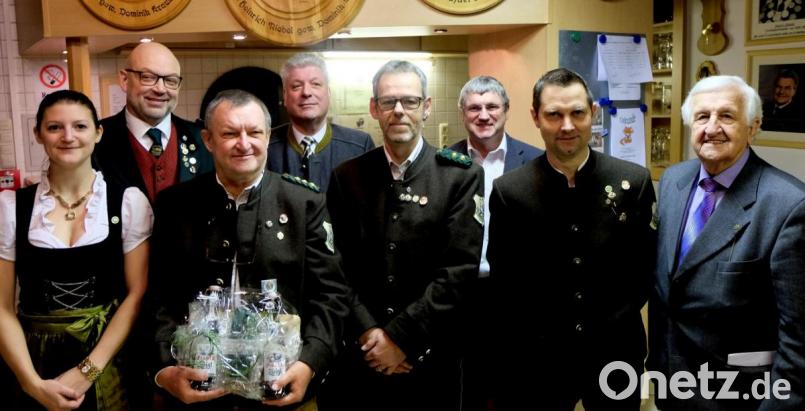 Die neu- und wiedergewählten Vorstandsmitglieder mit (vorne, von links) Ilona Hunsperger, Günter Drechsler, Siegfried Kellner, Peter Fischer und Schützenkommissar Fred Lehner. Hinten, von links: Gauschützenmeister Wolfgang Weiß, Bürgermeister Günter Stich und Jürgen Schnappauf. Bild: le