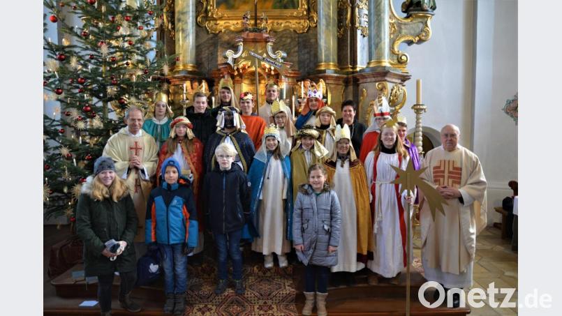 Die Sternsinger versammeln sich vor dem Hochalter in der Pfarrkirche. Danach gehen sie in alle Orte der Pfarrei. Bild: fdl