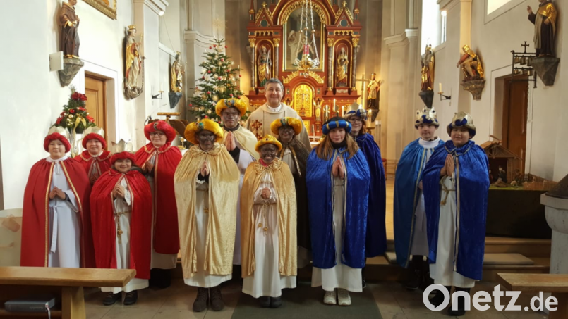 Pfarrer Adam Nieciecki und seine Ministranten als Sternsinger. Bild: sl