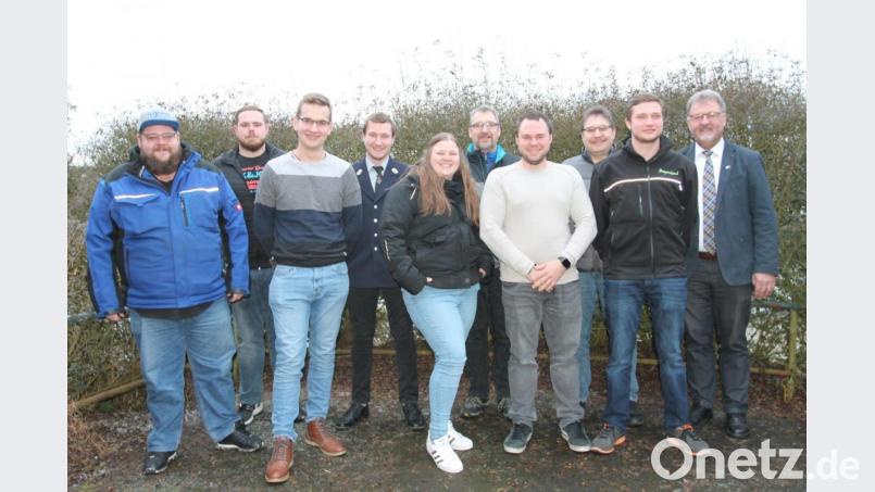 Josef Janker (links) und Konstantin Völkl (Dritter von links) stehen seit Sonntag an der Spitze der Feuerwehr Brünst. Neu in der Vorstandschaft sind auch Schriftführer Philipp Völkl (Zweiter von links) und Kassier Tobias Nickl (Vierter von links). Bild: pi
