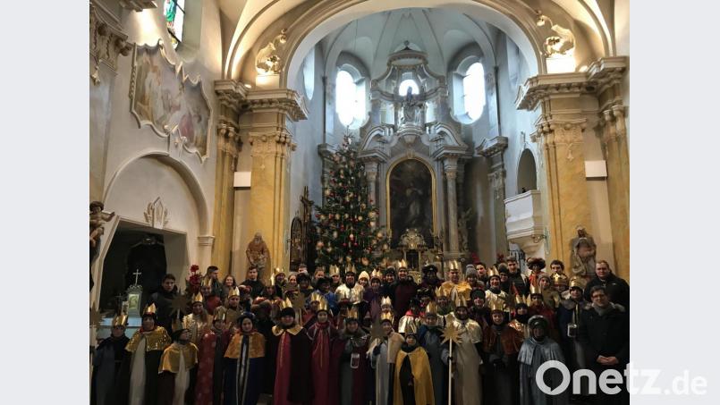 In der Großgemeinde waren wieder viele Buben und Mädchen als Sternsinger unterwegs und wünschten den Menschen Frieden im neuen Jahr. Außerdem sammelten sie Spenden für die Sternsingeraktion. Bevor sie sich auf den Weg machten wurden sie von Kaplan Alexander Ertl (vorne, rechts) gesegnet. Bild: dob