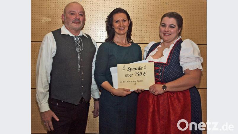 Goaslandler-Vorsitzende Franziska Haas (rechts) übergab mit Spielleiter Gerhard Schnabel nach der letzten Abendvorstellung eine Spende von 750 Euro an Rektorin Christine Kölbl. Bild: sön