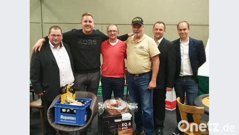 Zum letzten Mal als Turnierleiter dabei ist (von links) Benjamin Rischkau, der den drei Besten Marius Breunig, Martin Gimpl und Robert McGee gratuliert. Richard Pilhofer und Florian Czeschka übernehmen Rischkaus Aufgaben. Bild: csk