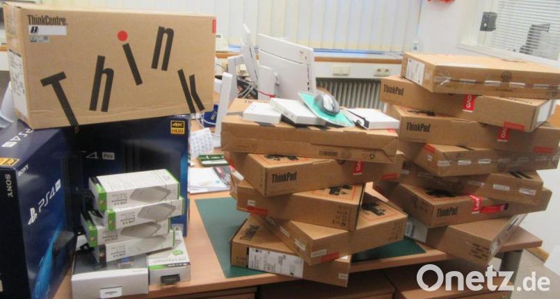 Noch in der Orginalverpackung befinden sich die Laptops, Festplatten und weitere Elektronikartikel, die Schleierfahnder am Dreikönigstag sichergestellt haben. Bild: exb/Grenzpolizei