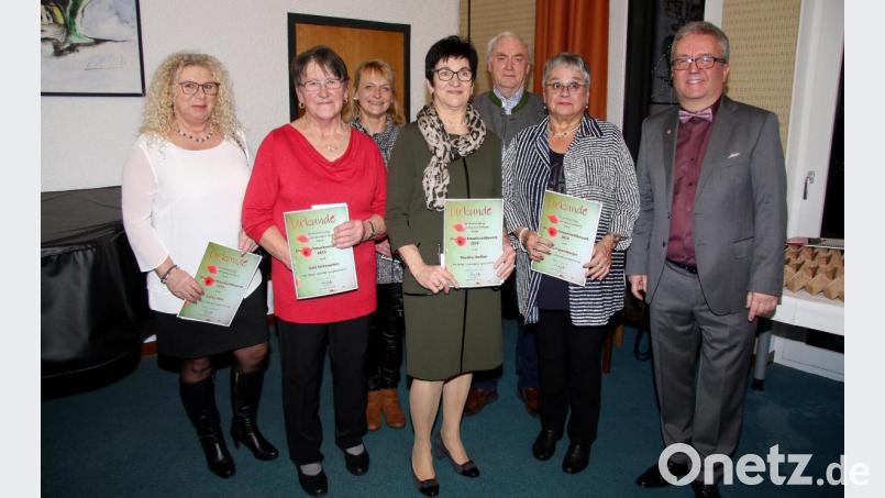 Bürgermeister Toni Dutz (rechts) gratulierte den Preisträgern des Blumenschmuck-Wettbewerbs 2019. Bild: wro