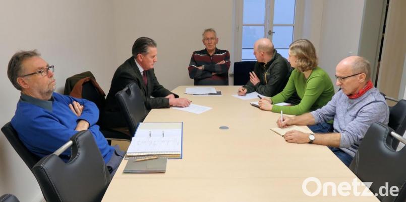 Das Leben und die Schönheiten im Naturpark Steinwald im Bild zu erfassen und ins rechte Licht zu rücken, ist die Aufgabe bei einem Fotowettbewerb anlässlich des Jubiläums "50 Jahre Naturpark Steinwald". Die Jury mit (von links) Robert Mertl, Eberhard Freiherr von Gemmingen-Hornberg, Ernst Tippmann, Jonas Ständer, Amelie Nöth und Siegfried Steinkohl wird bei der Prämierung der Bilder im Sommer zudem von Fotograf Norbert Grüner unterstützt. Bild: bsc