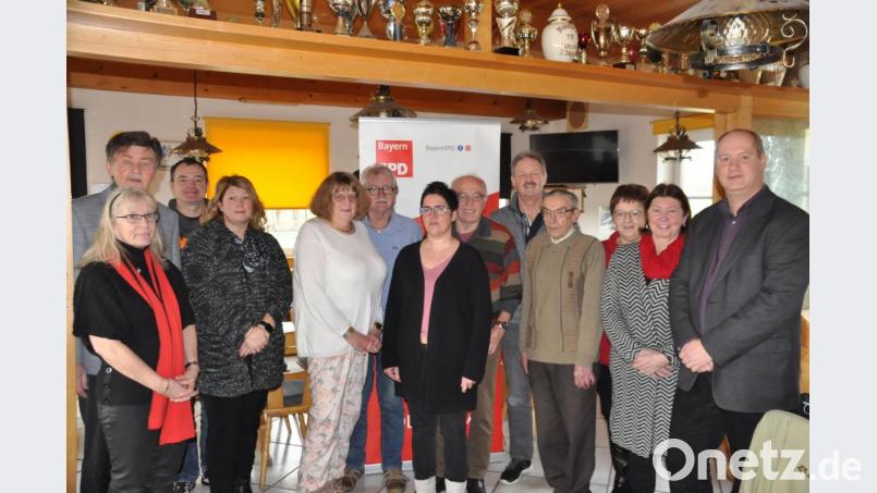 Mit Zuversicht blicken Karin Braunschweig, Hans-Gerd Reindl, Michael Raß, Christine Bodner, Sybille und Gerd Bayer, Katrin Pittner, Hans Stiegler, Wolfgang Lorenz, Alfons Bayer, SPD-Kreisvorsitzende Brigitte Scharf, Edith König und Landratskandidat Thomas Döhler (von links) der Kommunalwahl entgegen. Bild: ak