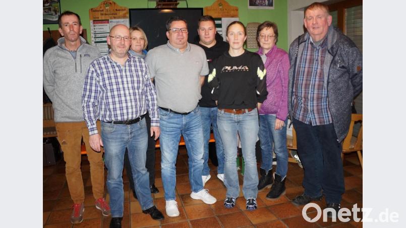 Mario Baier (Vierter von links) freut sich, mit der neuen Vorstandschaft in die nächste Saison zu gehen. Sein Vorgänger Thomas Schwinger (links) übergab ihm einen geordneten Verein. Bild: weu