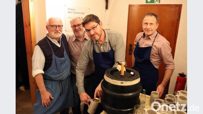 Heimatvereins-Vorsitzender Karl-Heinz Keck (links) versorgt mit seinem Team die Besucher beim &quot;Stärk&#039;-Antrinken&quot; im &quot;Taubnschuster&quot;-Anwesen mit süffigem Zoigl. Bild: jma