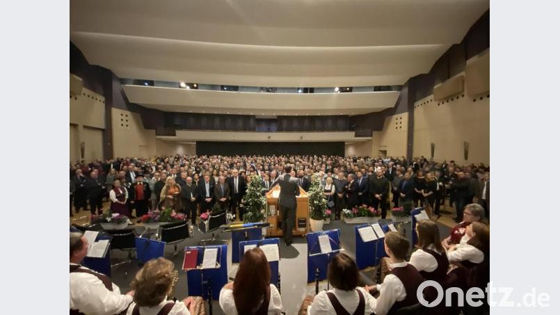 In eine gut besuchte Max-Reger-Halle beim CSU-Neujahrsempfang blicken die Musikanten der Stadtkapelle Neustadt unter Leitung von Karl Wildenauer am Dreikönigstag. Bild: Karin Wilck