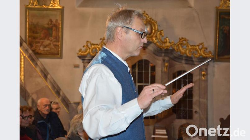 Der Chef der Konnersreuther Blaskapelle, Armin Scharnagl, hatte musikalisch alles im Griff. Bild: jr