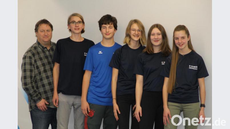 Die berufenen D1- und E-Kaderathleten des TV 1861 Amberg (von rechts): Sandra Göbl, Paula Güldenberg, Nena Scheibl, Benedikt Müller und Marten Lippold, Teamtrainer-Koordinator Hermann Müller. Bild: pbe