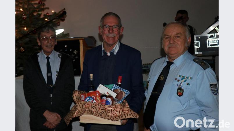 Oberst a.D. Bernd Gygiel, früherer Kommancdeur der Partnereinheit, erhielt nachträgliche Glückwünsche und einen Geschenkkorb anläßlich seines runden Geburtstages. Ihm gratulierten: 2. Vorsitzender Melvin Gonzales (li.) und Vorsitzender Werner Stubenvoll (re.) Bild: Ertl