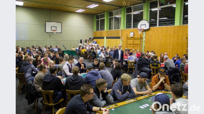 122 Spieler, verteilt auf 13 Tische, füllen die Turnhalle in Etzelwang. Im Hintergrund warten die wertvollen Preise auf die besten Spieler des Abends. Bild: csk