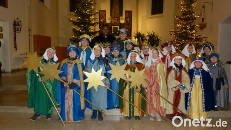 Pfarrvikar Dr. Bruno Kasongo segnete die Sternsinger während eines Gottesdienstes Bild: hok