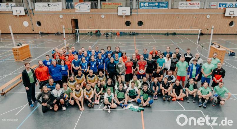 Die Teilnehmer am Volleyball-Turnier in Kümmersbruck. Bild: Backes, Klaus [bkg]