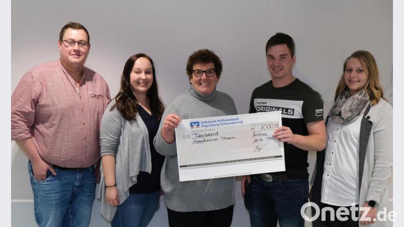 Einen Scheck über 1000 Euro überreichten Vertreter von Burschenverein und Mädchengruppe an Karin Borchers (Mitte). Bild: exb/Borchers