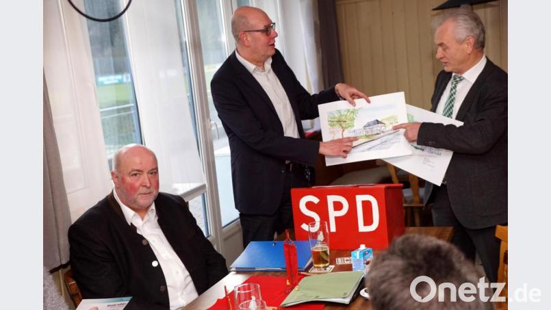 Bürgermeisterkandidat Anton Dornheim präsentierte mit Vorsitzendem Alfred Schuster (stehend von links) anhand von Skizzen seine Überlegungen zur Sanierung des alten Rathauses. Bild: bkr
