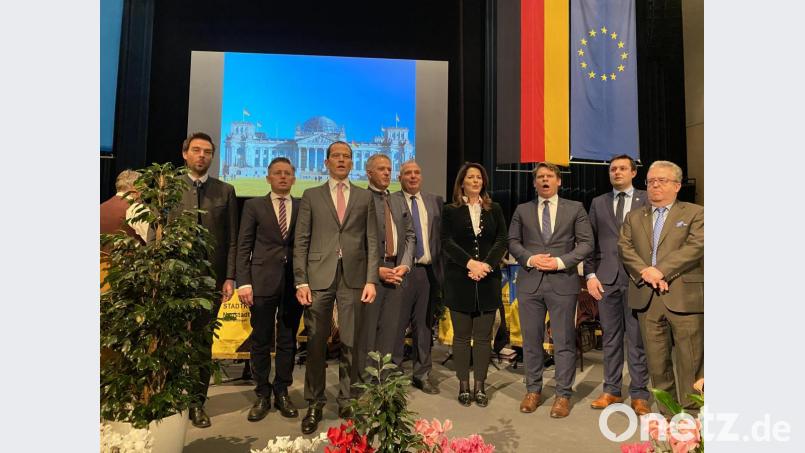 Alle, die bei der CSU-Nordoberpfalz schon etwas sind oder noch etwas werden wollen, schmettern zum Abschluss des CSU-Neujahrsempfang mit Landwirtschaftsministerin Michaela Kaniber (Vierte von rechts) die Bayern- sowie die Nationalhymne. Bild: Karin Wilck