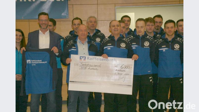 Sage und schreibe 6000 Euro spendierte die Raiffeisenbank Auerbach-Freihung (mit den Vorständen Michael Sommer und Frank-E. Kirchhof) dem SV 08 Auerbach (mit Vorstand Uwe Ditz) für die Fußball-Junioren in der SG Auerbach. Bild: obl