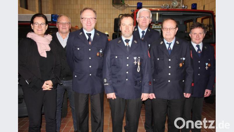 Das neu gewählte Vorstandsteam der Feuerwehr Poppenreuth. Im Bild von links Bürgermeisterin Friederike Sonnemann, Rudi Lang, Ludwig Schels, Vorsitzender Markus Schultes, Willi Scheerer, Heinz Seidel und Bruno Köllner. Bild: kro
