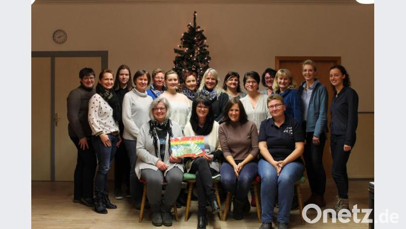 Beatrix Kempf (sitzend, Zweite von rechts) und Silke Rosner (sitzend, links) freuten sich über die Spende der Quersinger, um Chorleiterin Angelika Hederer (sitzend, Zweite von links) für die Stiftland Sternenkinder. Bild: sip