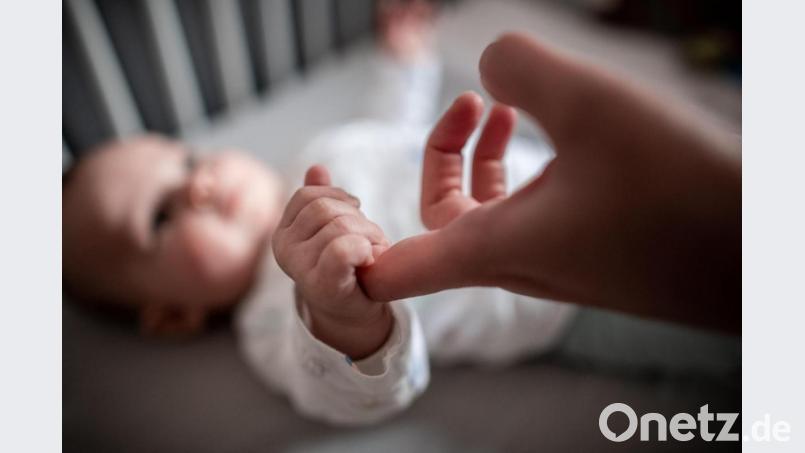 Ein Baby fasst den Finger seiner Mutter an. Am 30.12.2019 wurde in Ahrensburg (Schleswig-Holstein) die Statistik des Hobby-Namensforschers Knud Bielefeld zu den beliebtesten Vornamen im Jahr 2019 veröffentlicht. Bild: Fabian Strauch/dpa