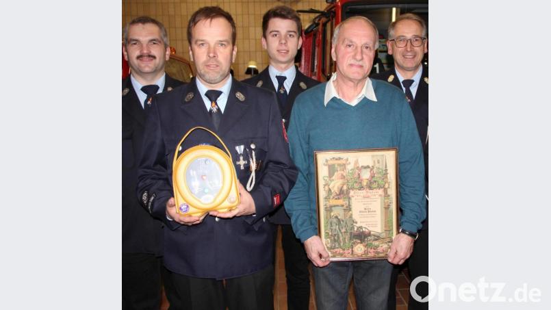 Alfons Paulus wurde für 50 Jahre Mitgliedschaft geehrt, Raphael Schultes zum Feuerwehrmann befördert. Unser Bild zeigt von links Jugendwart Thomas Schimmel, Vorsitzenden Markus Schultes mit dem Defibrillator, Raphael Schultes, Alfons Paulus und Kommandant Richard Wegmann. Bild: kro