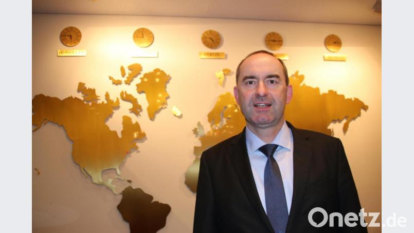 In Schloss Schwarzenfeld auf internationalem Parkett: Wirtschaftsminister Hubert Aiwanger sprach auch mit der US-Generalkonsulin. Bild: jrh