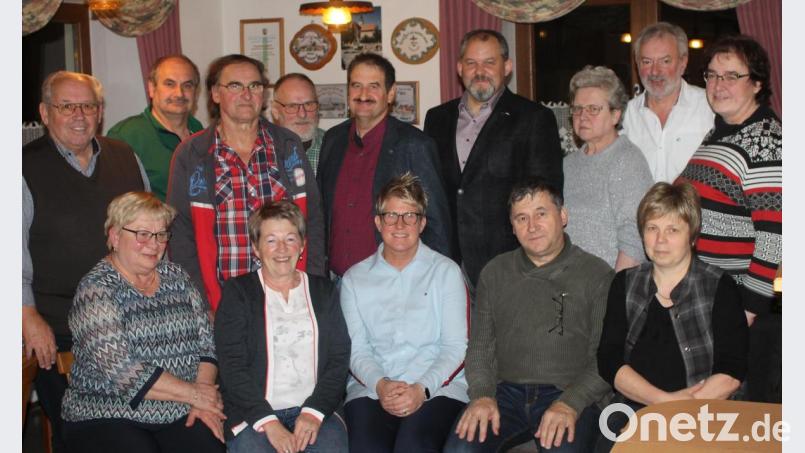 Die Kandidaten der CSU-Liste für die Gemeinderatswahlen in Thanstein. Ortsvorsitzender und Gemeinderat Josef Reitinger (hintere Reihe, Mitte) freute sich über ein ausgewogenes Angebot an Kandidaten. Bild: dl