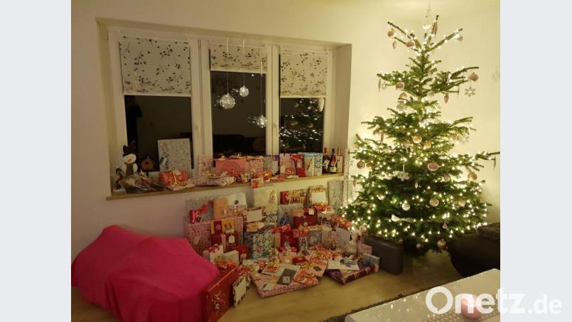 Unter den Weihnachtsbaum passen all die Geschenke für 14 Personen nicht. Bild: exb/Lindner