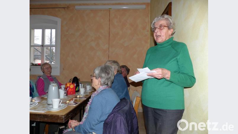 Marianne Reger überreichte an die Pfarrei die Spende über 1000 Euro. Bild: njn