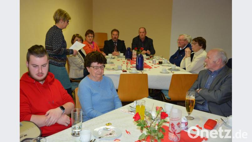 SPD-Ortsvorsitzende und Bürgermeisterkandidatin Isgard Forschepiepe (stehend) hatte zum Neujahrsempfang der Pechbrunner SPD ins Sportheim eingeladen. Gekommen waren auch MdL Annette Karl, SPD-Kreisvorsitzende Brigitte Scharf, Kreisrat Johann Brandl sowie Landratskandidat Thomas Döhler (am Tisch rechts von ihr). Bild: jr