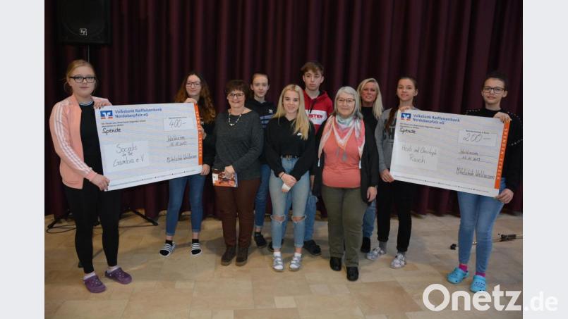 Insgesamt 600 Euro spenden die Schüler der Mittelschule Waldsassen an zwei Projekte in Afrika. 400 Euro erhielt der Verein „Socialis for the Gambia e. V.“ mit Vorstandsvorsitzender Karin Neumüller (Dritte von links), 200 Euro gingen an die Hilfsorganisation „Diguna“, das Geld nahm Hanne Chrobok (Vierte von rechts) in Empfang. Unser Bild zeigt die Scheckübergabe mit den drei Schülersprechern, sowie Rektorin Claudia Strobel-Dietrich (Dritte von rechts). Bild: jr