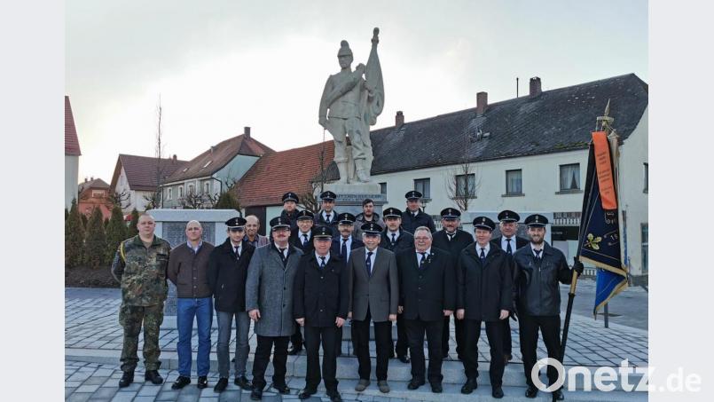 In den Kreis der wiedergewählten Vorstandsmitglieder und Ehrengäste mischen sich mit Andreas Karl und Reinhard Liegl zwei Neue. Bild: gz