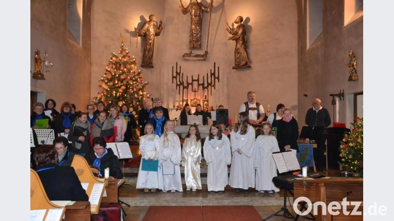 Beim Finale gibt es großen Applaus für alle Akteure. Einige Mädchen vom Kinderchor „die Kirchenmäuse“ präsentieren sich als Engel. Bild: gi