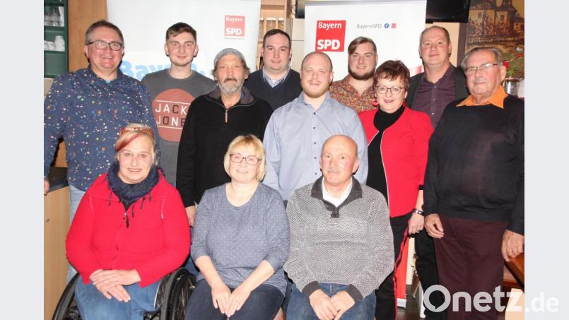 Die Kandidaten und Ersatzkandidaten der SPD Tirschenreuth. Sitzend von links: Martina Sötje, Petra Schüssler und Kemal Salman. Stehend von links: Gunar Prauschke, Sebastian Jokiel, Wilhelm Busl, Hans Maenner, Patrick Schüssler, Jonas Prauschke, Kreisvorsitzende Brigitte Scharf, Landratskandidat Thomas Döhler und Horst Prauschke. Bild: kro