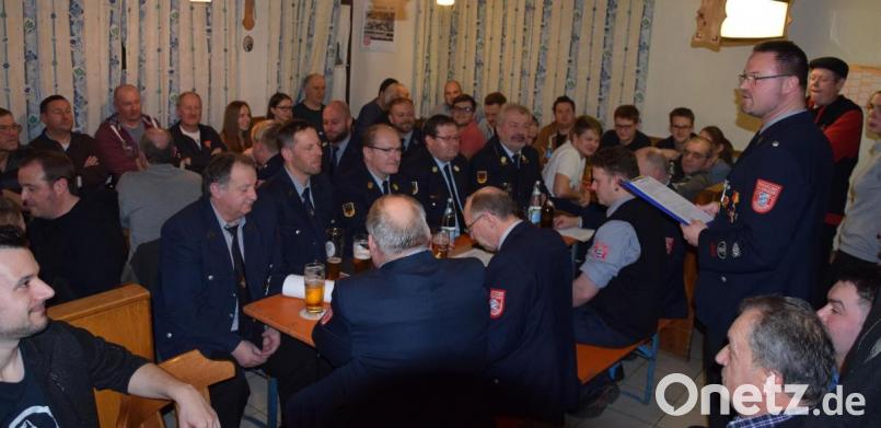 Das Interesse bei der Jahreshauptversammlung der Freiwilligen Feuerwehr in Hohenburg war riesig. Da wurde die Türe zur Wirtsstube ausgehängt, um zusätzlichen Platz im Hausgang und in der Küche des Vereinslokals zu haben. Der Hintergrund waren Informationen zum anstehenden 150-jährigen Gründungsfest Anfang Mai 2020. Bild: bö