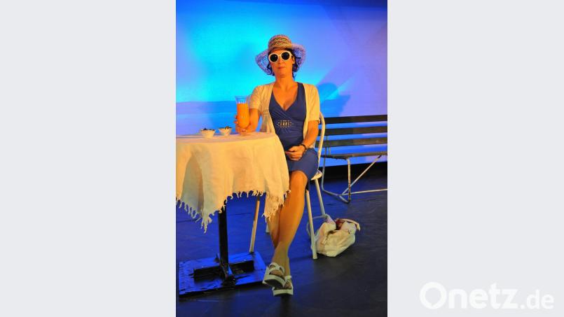Für drei weitere Vorstellungen in der Regionalbibliothek Weiden tauscht LTO-Schauspielerin Claudia Lohmann ihren Kaffeebecher gegen ein Cocktailglas und schlüpft in die Rolle der „Kellnerin Anni“. Bild: exb/Lorenz Pinck/LTO