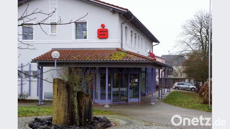 In der Dorfmitte würde die Gemeindeverwaltung bleiben. Sparkasse und Rathaus kämen bei der Planung unter ein Dach. Bild: bkr