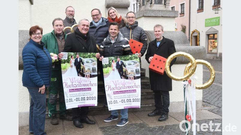 Würfelglück brauchen Paare, die 2020 heiraten wollen. Denn ab Freitag, 10. Januar, starten die Weidener Hochzeitswochen, bei denen es unter anderem eine Traumhochzeit zu gewinnen gibt. Das wissen die Vertreter der beteiligten Geschäfte, hier mit OB Kurt Seggewiß (Dritter von links), Schirmherr der Aktion. Bild: Gabi Schönberger