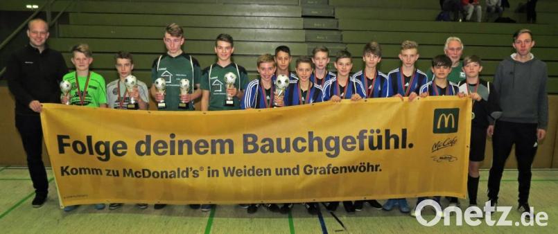 Die Siegermannschaft der SpVgg SV Weiden und platzierte Mannschaften sowie die besten Einzelspielern erhalten Pokale und Medaillen beim &quot;McDonald‘s-Hallencup&quot; von Fabian Tillner (links). Bild: Dobmeier