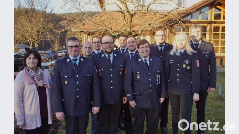 Vorsitzender Alois Sorgenfrei (Vierter von rechts) mit den gewählten Vorstandsmitgliedern sowie dem neuen Kommandanten Johannes Gillitzer (Fünfter von links). Dem Führungsteam dankten Bürgermeisterin Birgit Höcherl (links) und Kreisbrandmeister Christian Weinfurtner (rechts) für die Übernahme dieser Aufgaben. Bild: mmj