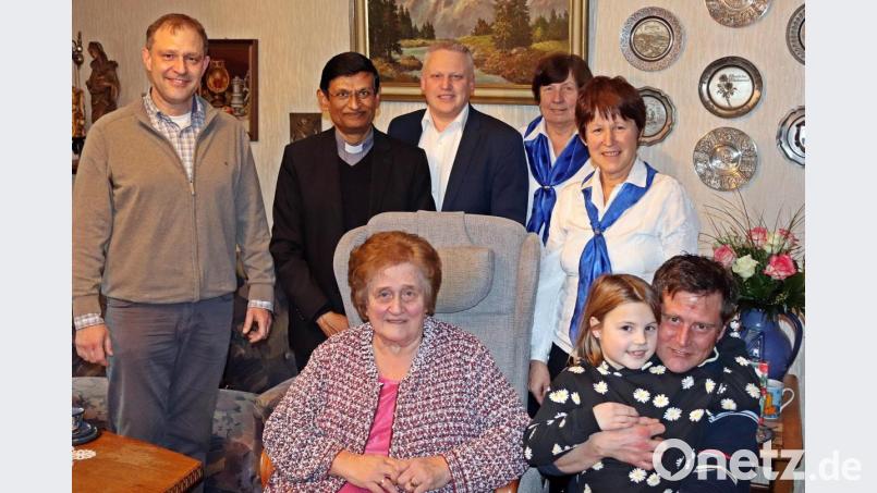 Viele Glückwünsche erreichen Theresia Grald (vorne, sitzend) zu ihrem 80. Geburtstag, unter anderem von (von links) Sohn Hans-Georg Gradl, Pfarrer Augustin Lobo, Bürgermeister Jürgen Kürzinger, Rosi Fraunholz und Hedwig Lindner vom Katholischen Frauenbund, Enkelin Emma und Sohn Werner. Bild: jma