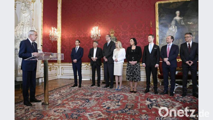 Alexander Van der Bellen, Bundespräsident von Österreich, und die Mitglieder der neuen Bundesregierung Österreichs (von links nach rechts) Bundeskanzler Sebastian Kurz (ÖVP), Vizekanzler Werner Kogler (Grüne), Heinz Faßmann, Margarete Schramböck, Elisabeth Köstinger, Gernot Blümel, Alexander Schallenberg und Rudolf Anschober stehen im Rahmen der Vereidigung in der Präsidentschaftskanzlei. Bild: Hans Klaus Techt/dpa