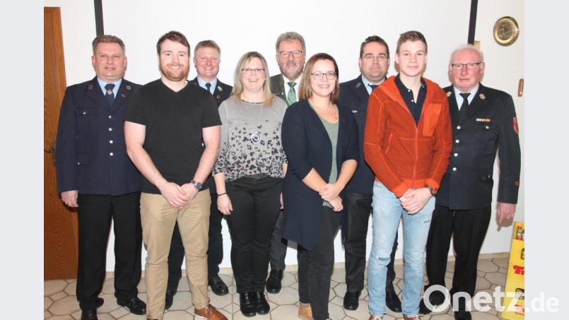Timo Walter (Zweiter von links) freut sich über die Ernennung zum Oberfeuerwehrmann durch Kommandant Wolfgang Reber (links). Die Feuerwehr Waldkirch kann außerdem auf neue Mitglieder zählen. Bild: pi