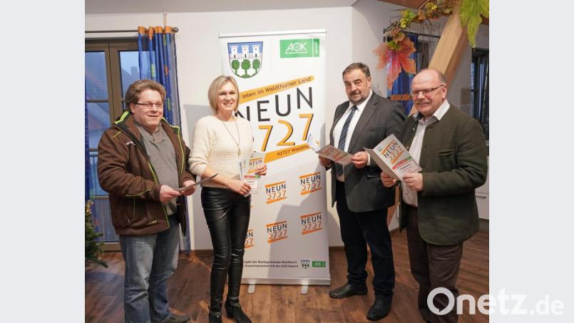 Die Vorstellung des weiteren Programms NEUN2727 verfolgten (von links) Stefan Hammerl, Koordinatorin Doris Völkl, Bürgermeister Josef Beimler und Johannes Weig Bild: fvo