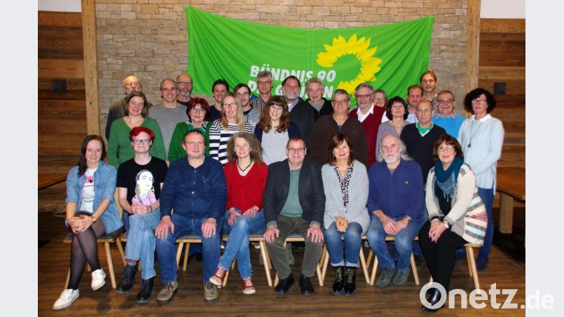 Bündnis 90/Die Grünen haben ihre Kandidaten für die Kreistagswahl 2020 nominiert. Listenführerin ist Yvonne Rösel (vorne, Vierte von links). Bild: müb