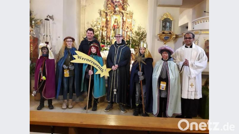 Die Sternsinger (von links) Paul Meyer, Marika Eckstein, Benedikt Frank, Marius Freundl, Johannes Kropf, Simon Helm und Pfarrer George Parankimalil. Hinten (ohne Kostüm) Organisator Fabian Meyer. Bild: exb